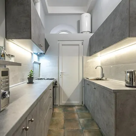 Holiday home дім з двориком та терасою, центр, море *