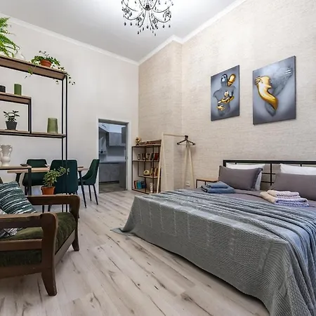 дім з двориком та терасою, центр, море Holiday home