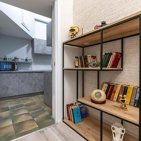 Holiday home дім з двориком та терасою, центр, море *